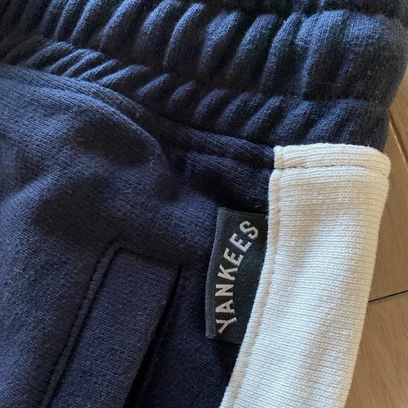 Champion x Yankees Reverse Weave Shorts - Picture 3 of 6